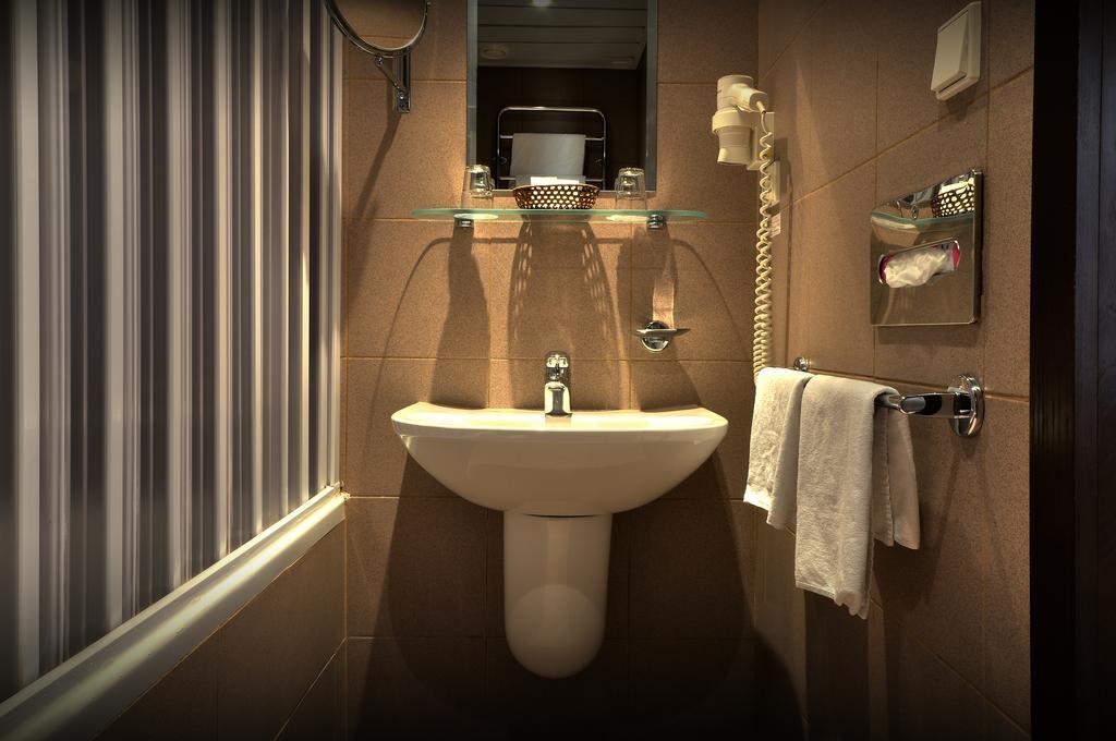 Double Room with Free Parking,123124552:JPEG