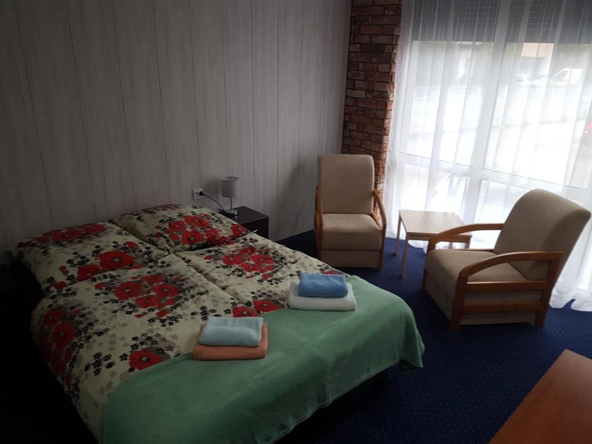 Pokój Trzyosobowy z prywatną łazienką