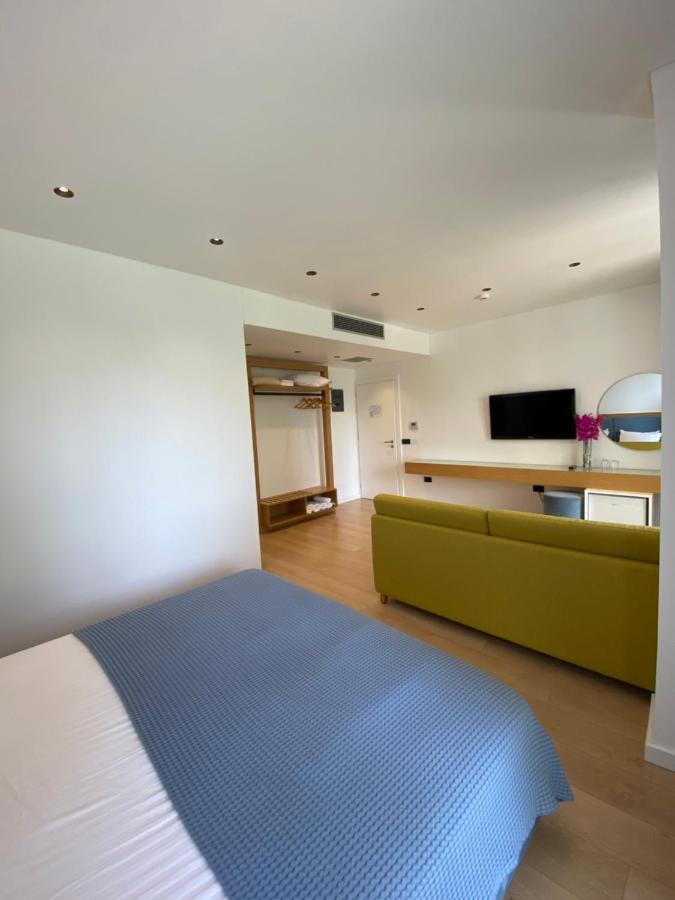 Apartament typu Junior Suite z bocznym widokiem na morze