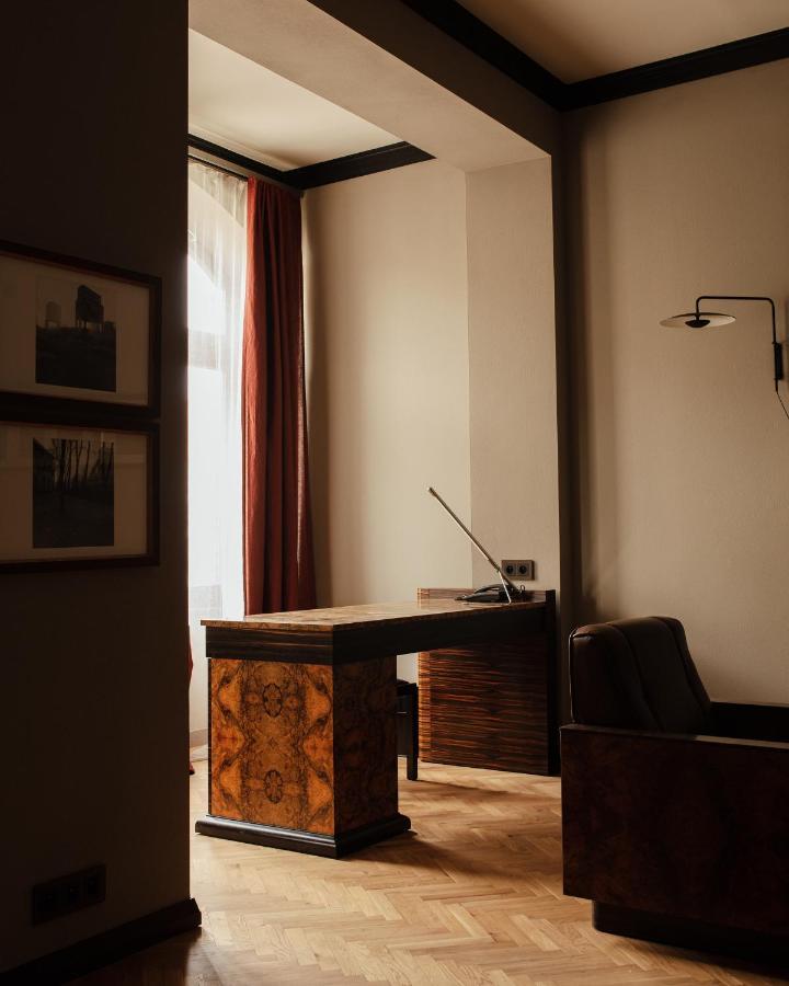 Suite,1290453874:JPEG