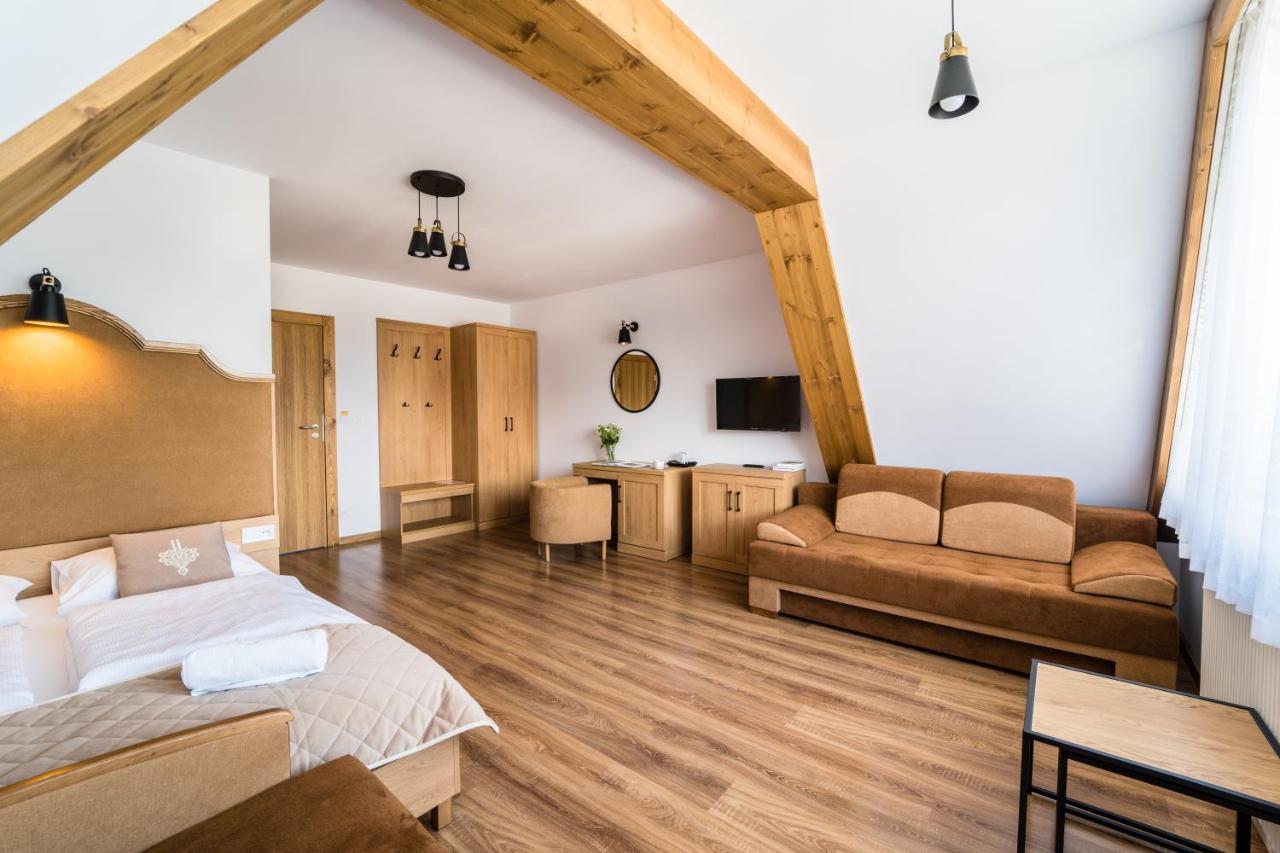 Superior Family Room,1249590697:JPEG