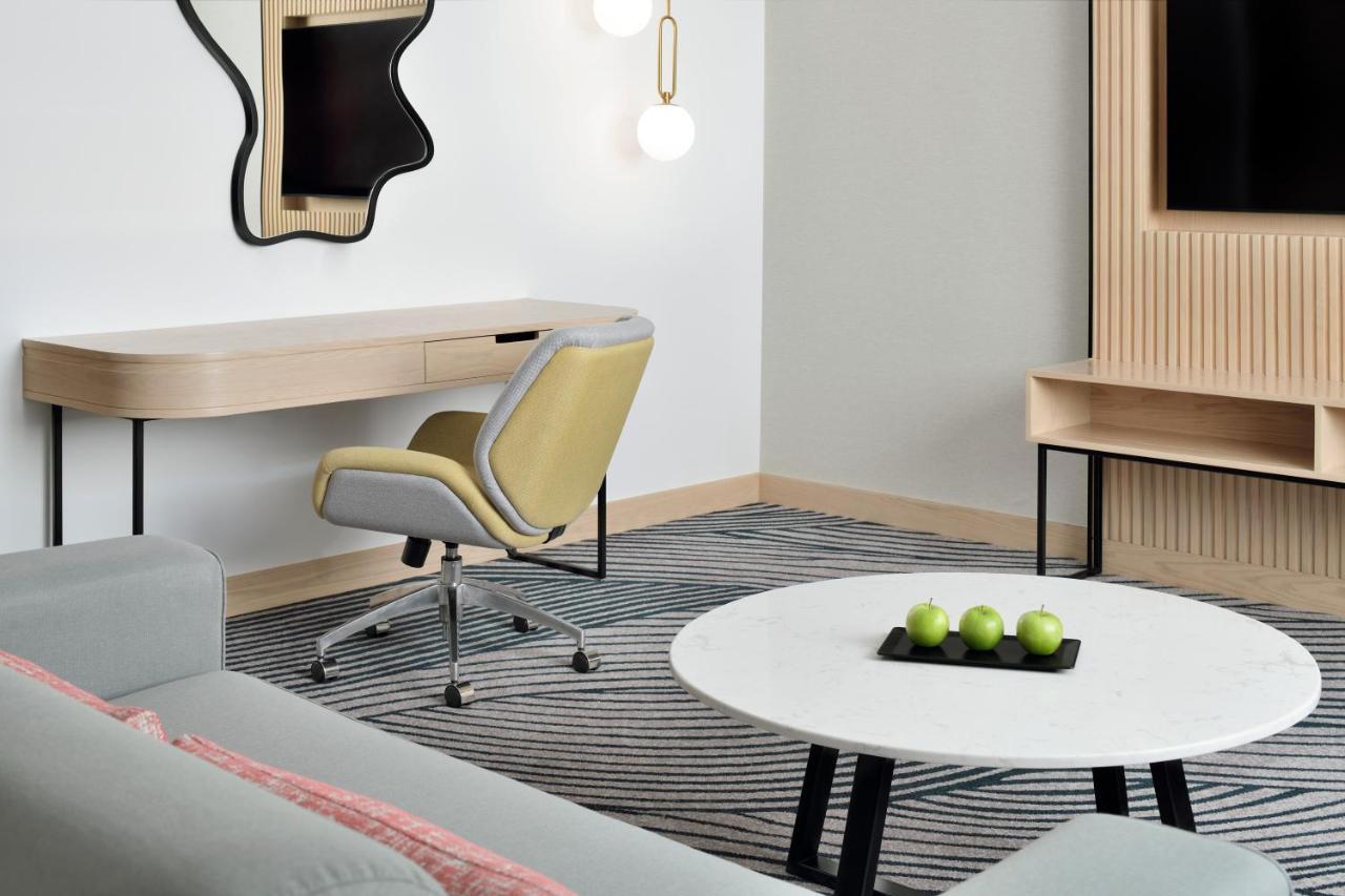 Junior King Suite Club Floor