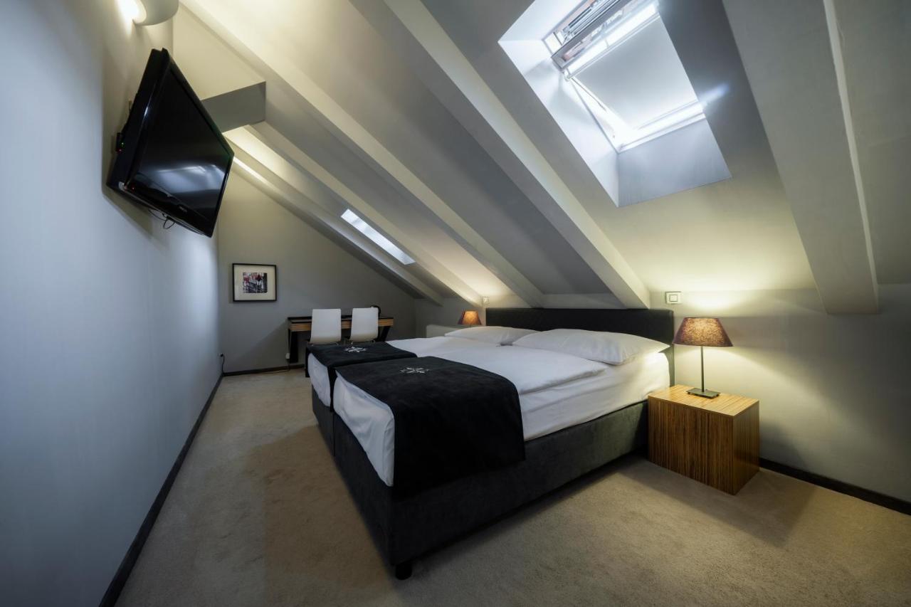 Double Room - Attic,1264243933:JPEG