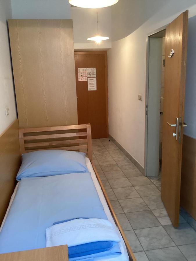 Standard Single Room Shower