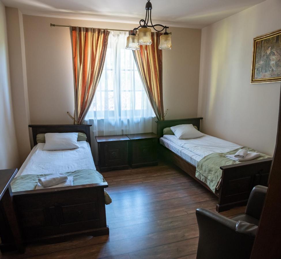 Pokój z 2 łóżkami pojedynczymi i prywatną łazienką