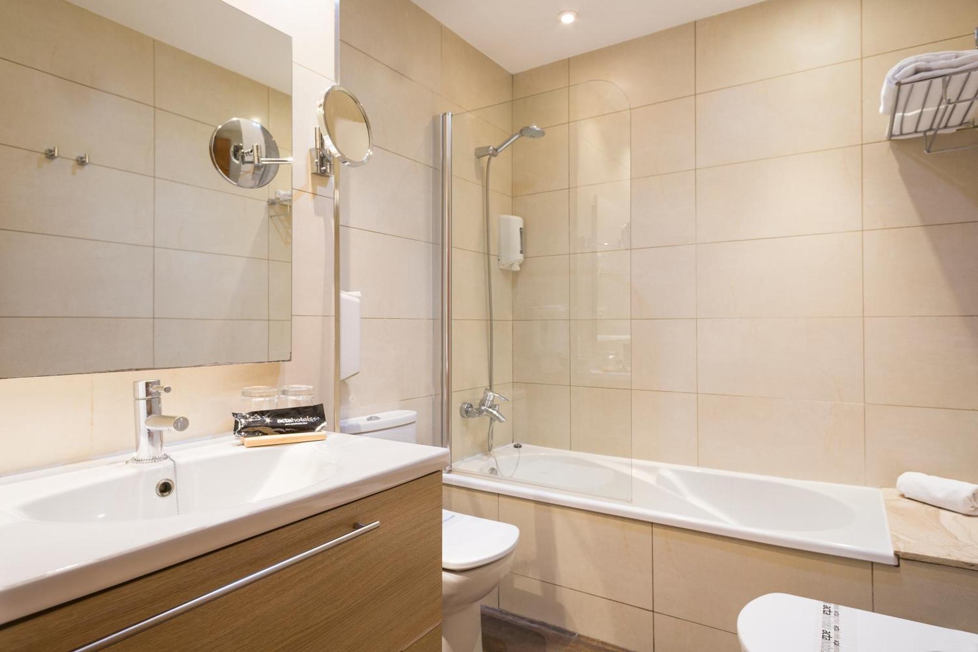 Family Room (3 Adults),1273156924:JPEG