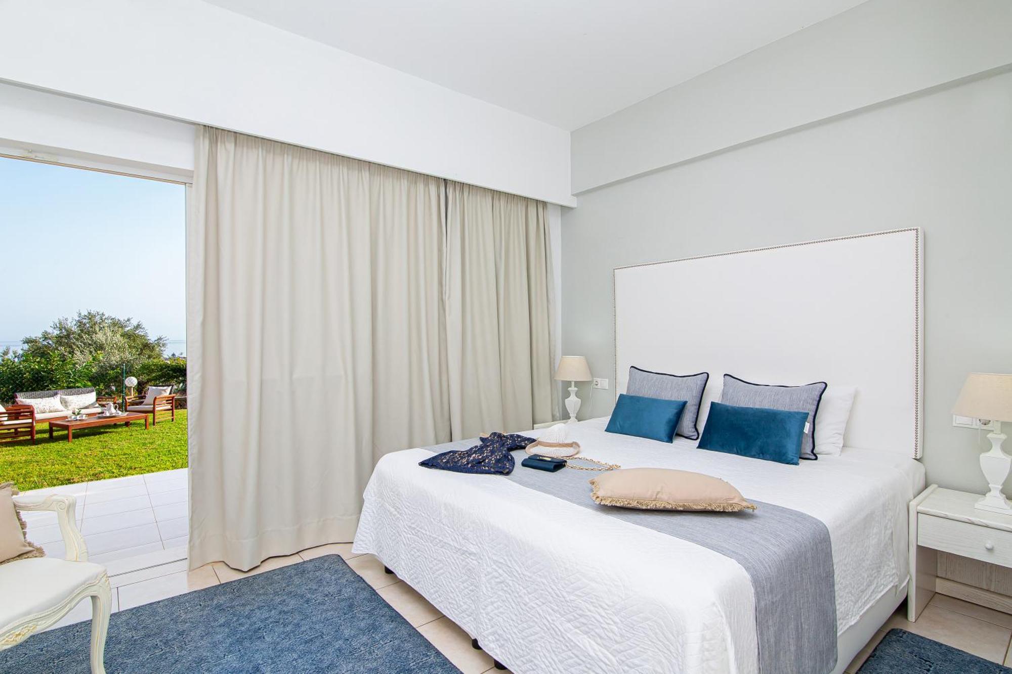 Luxury One-Bedroom Apartment Sea View