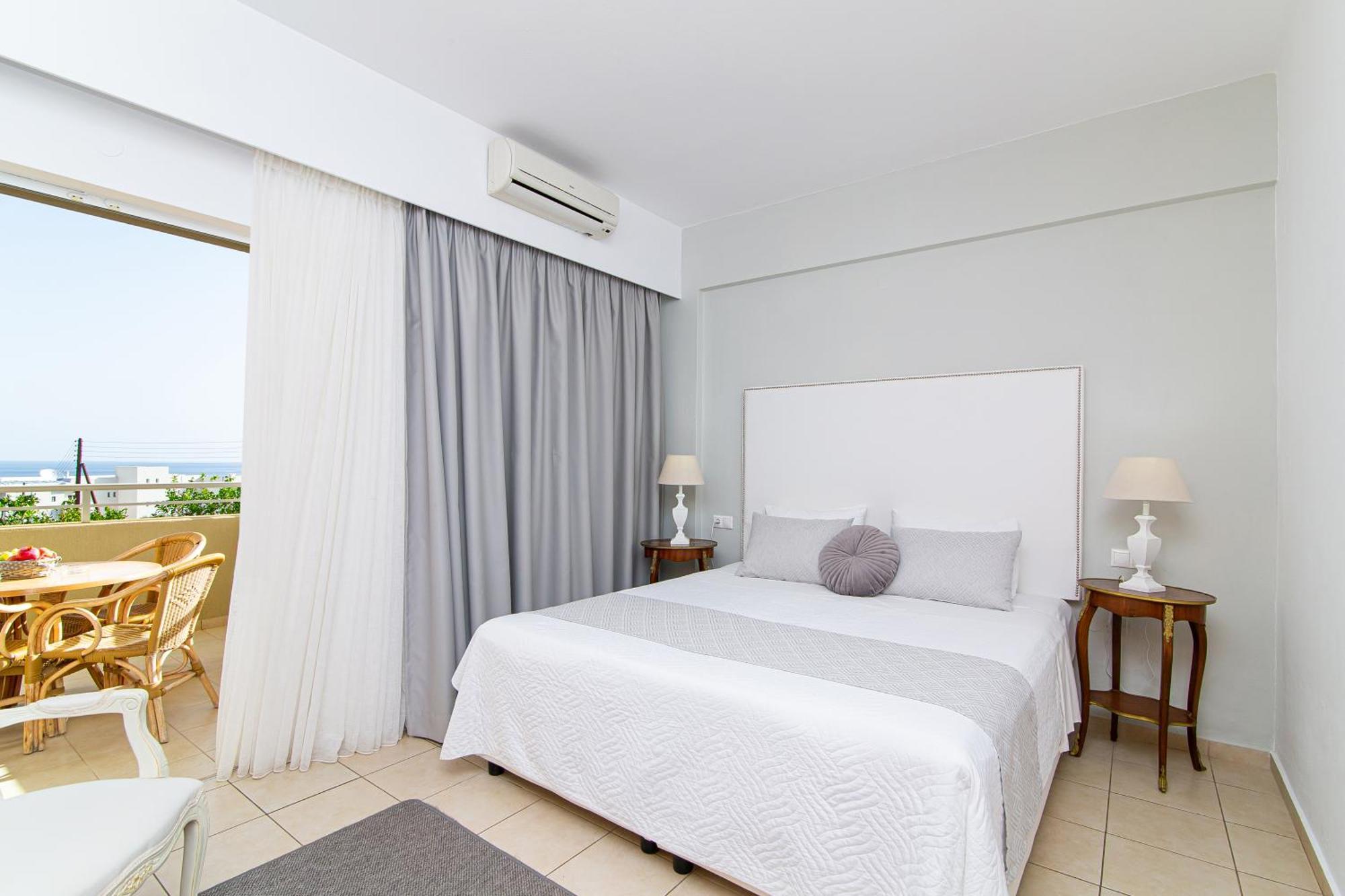 Luxury One-Bedroom Apartment Sea View