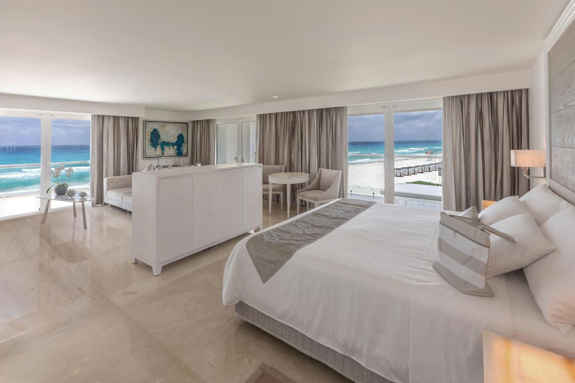 Royale Governor Suite Ocean Front King Size Bed