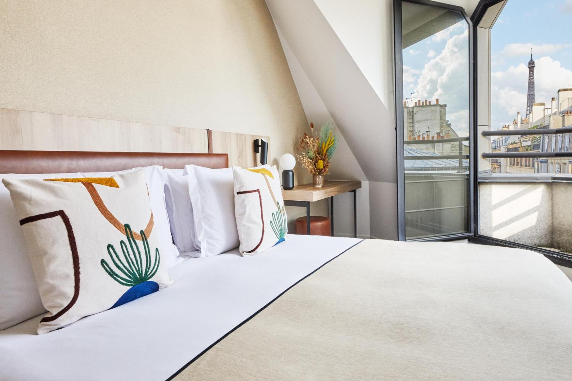 Superior Room Eiffel Tower view
