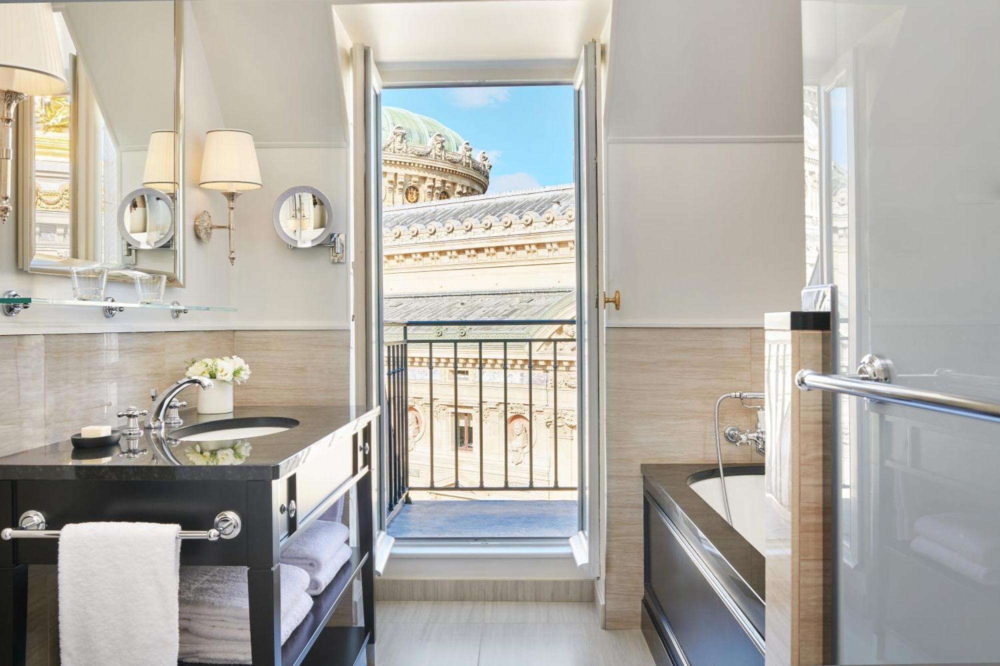 Classic King Room Balcony Opera View
