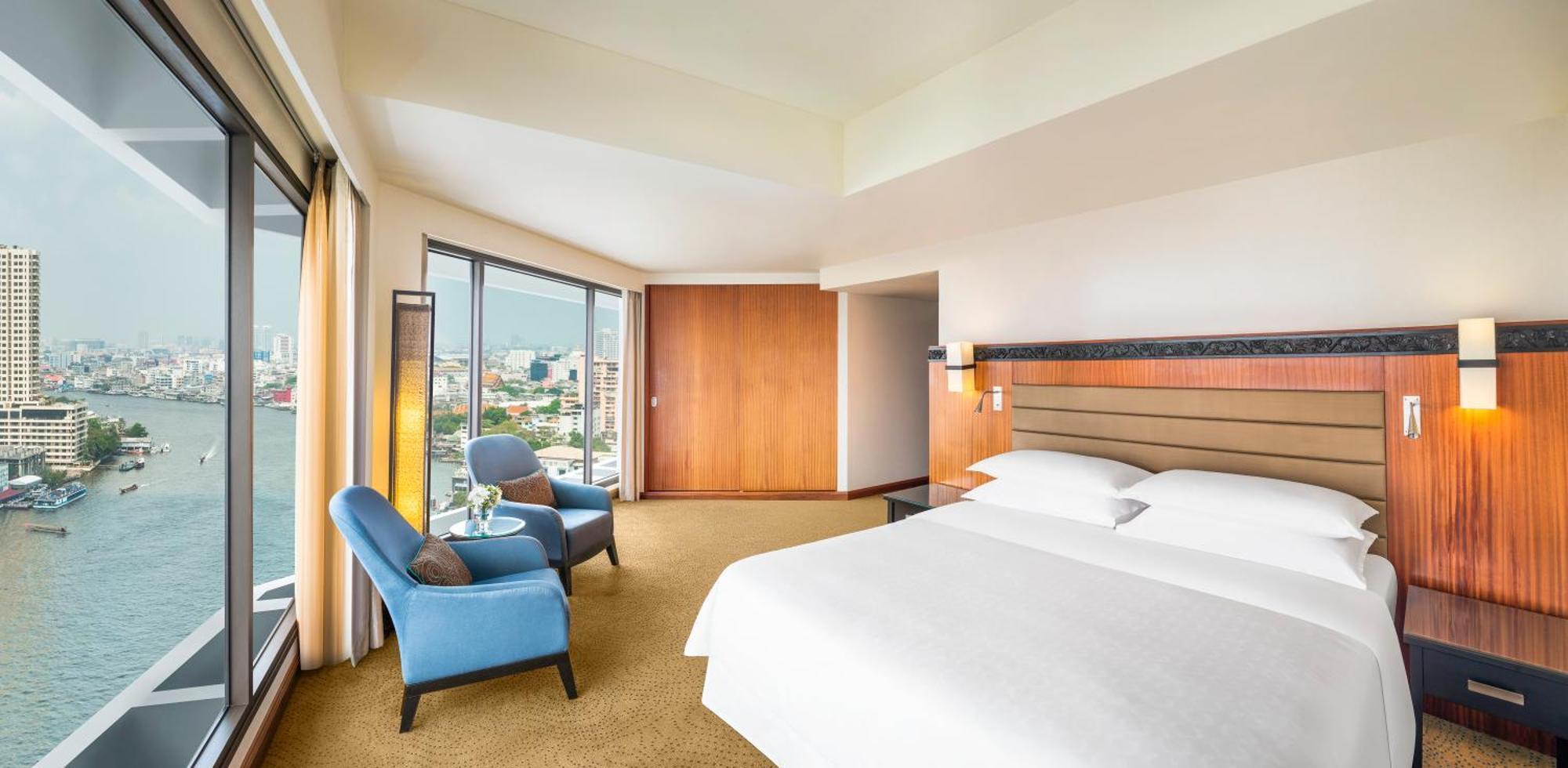 Apartament typu Executive Suite z 1 sypialnią z łóżkiem typu king-size, wstępem do salonu klubowego oraz widokiem na rzekę