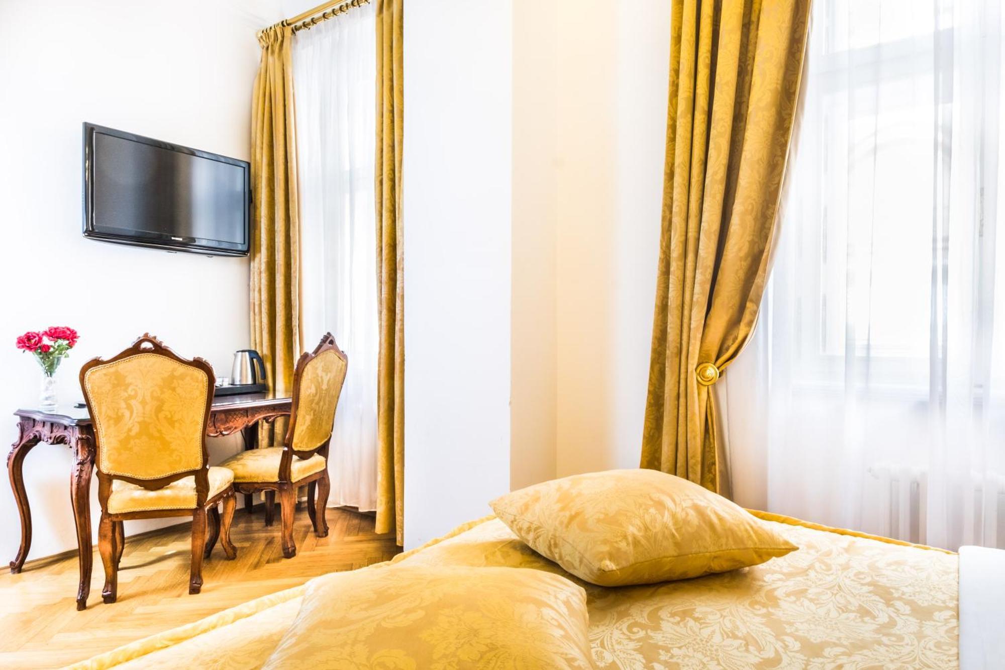 Family Room,1274867530:JPEG