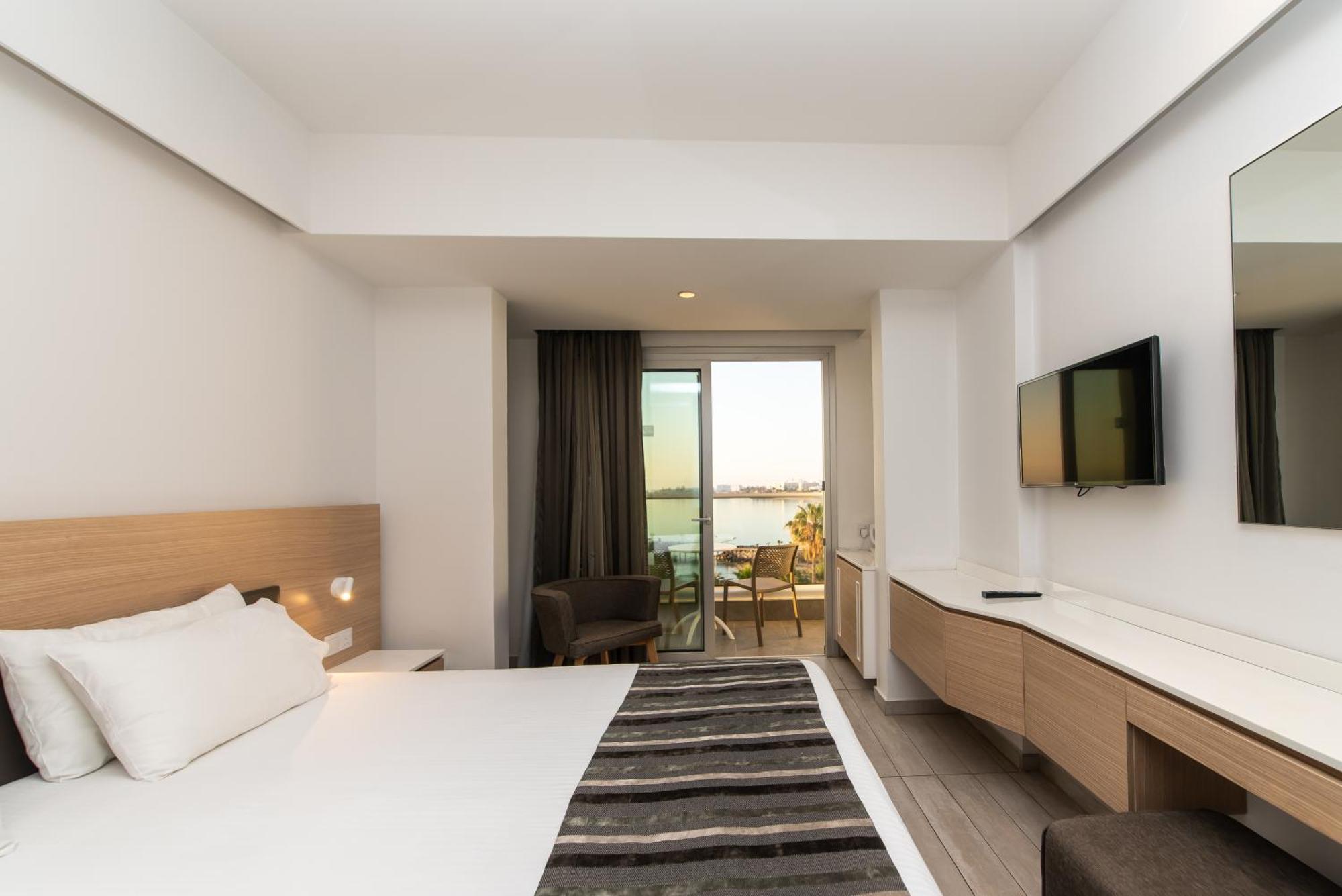 Double or Twin Room Sea View
