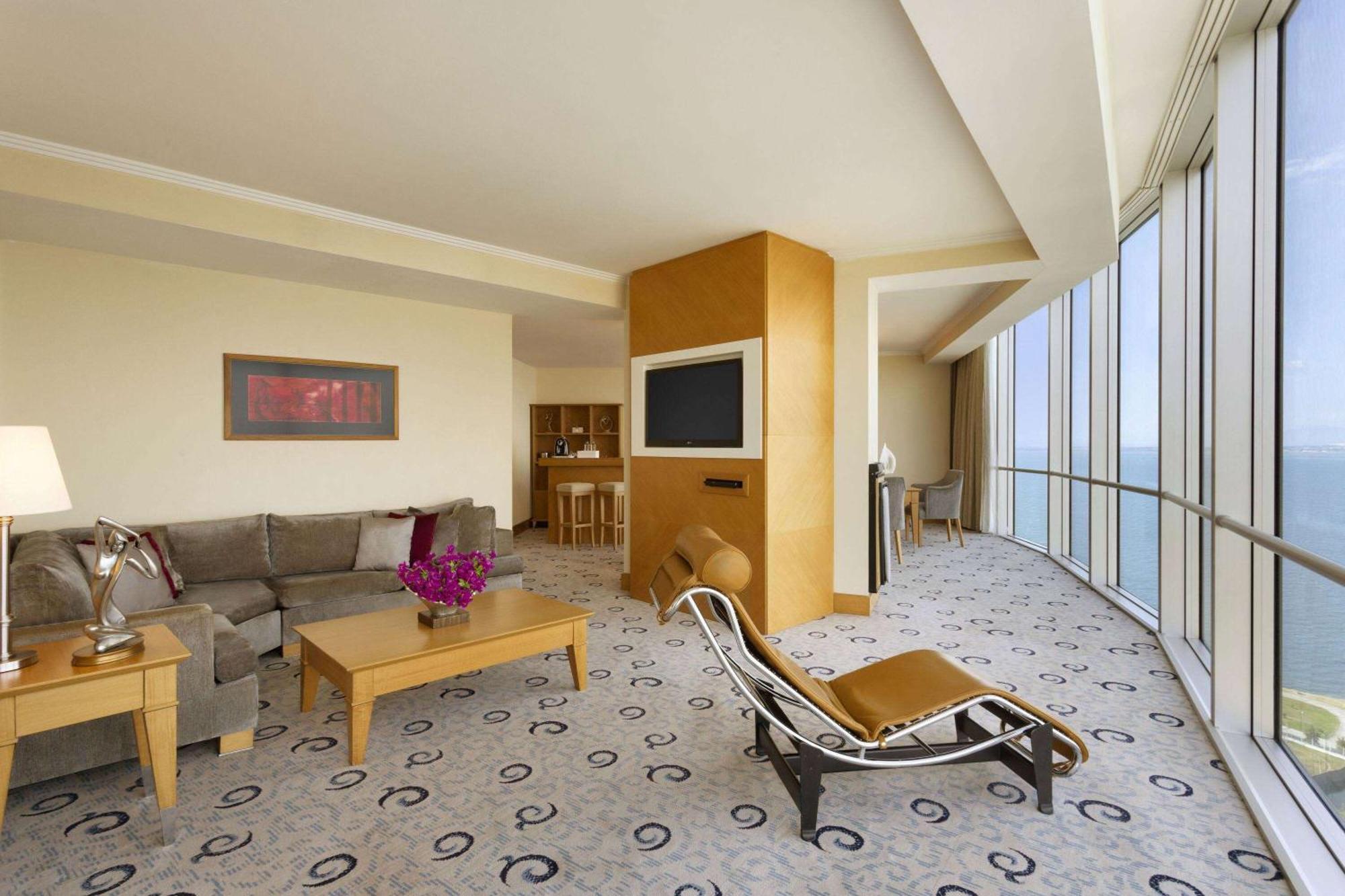 Senior Suite Sea View Non-Smoking