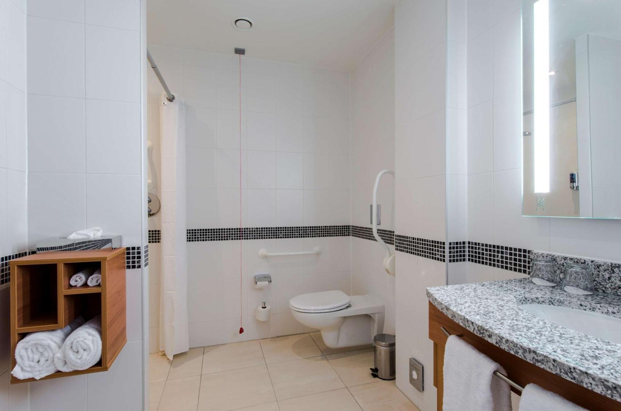Queen Room Accessible