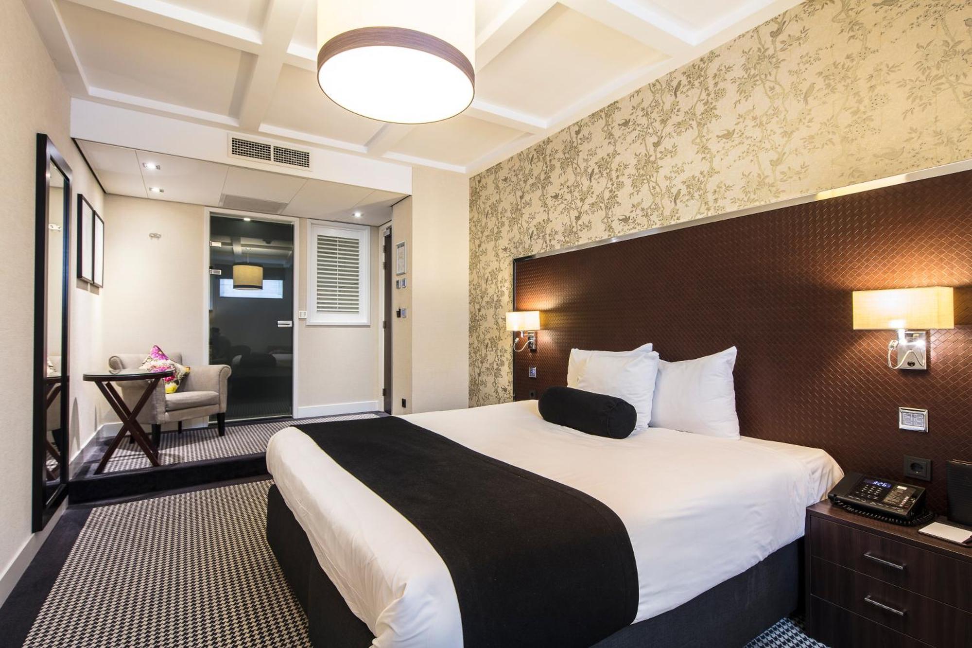Souterrain Double Room Below Street Level Limited View