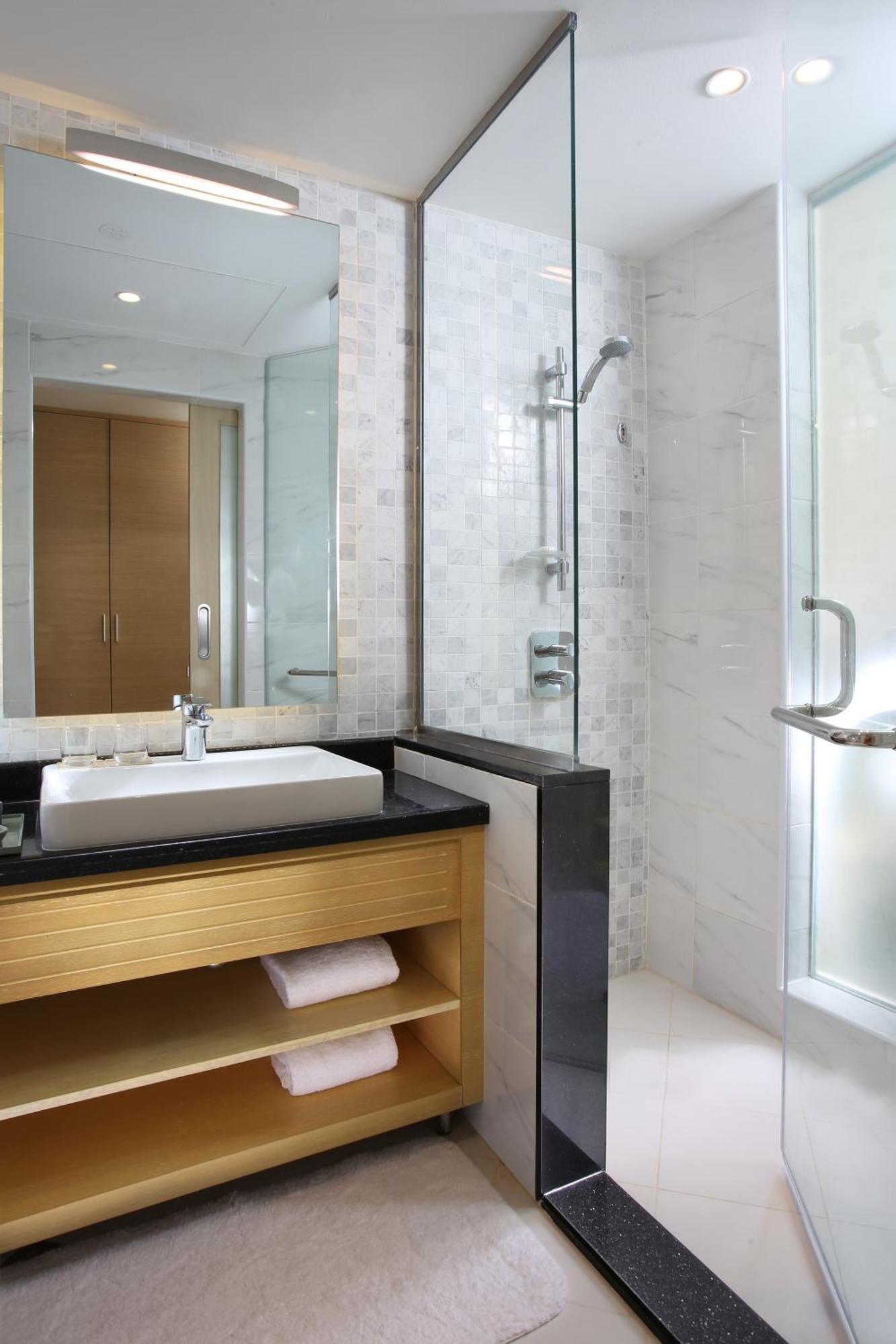 Guest Room Complimentary Shuttle Bus to Beach & Mall of the Emirates