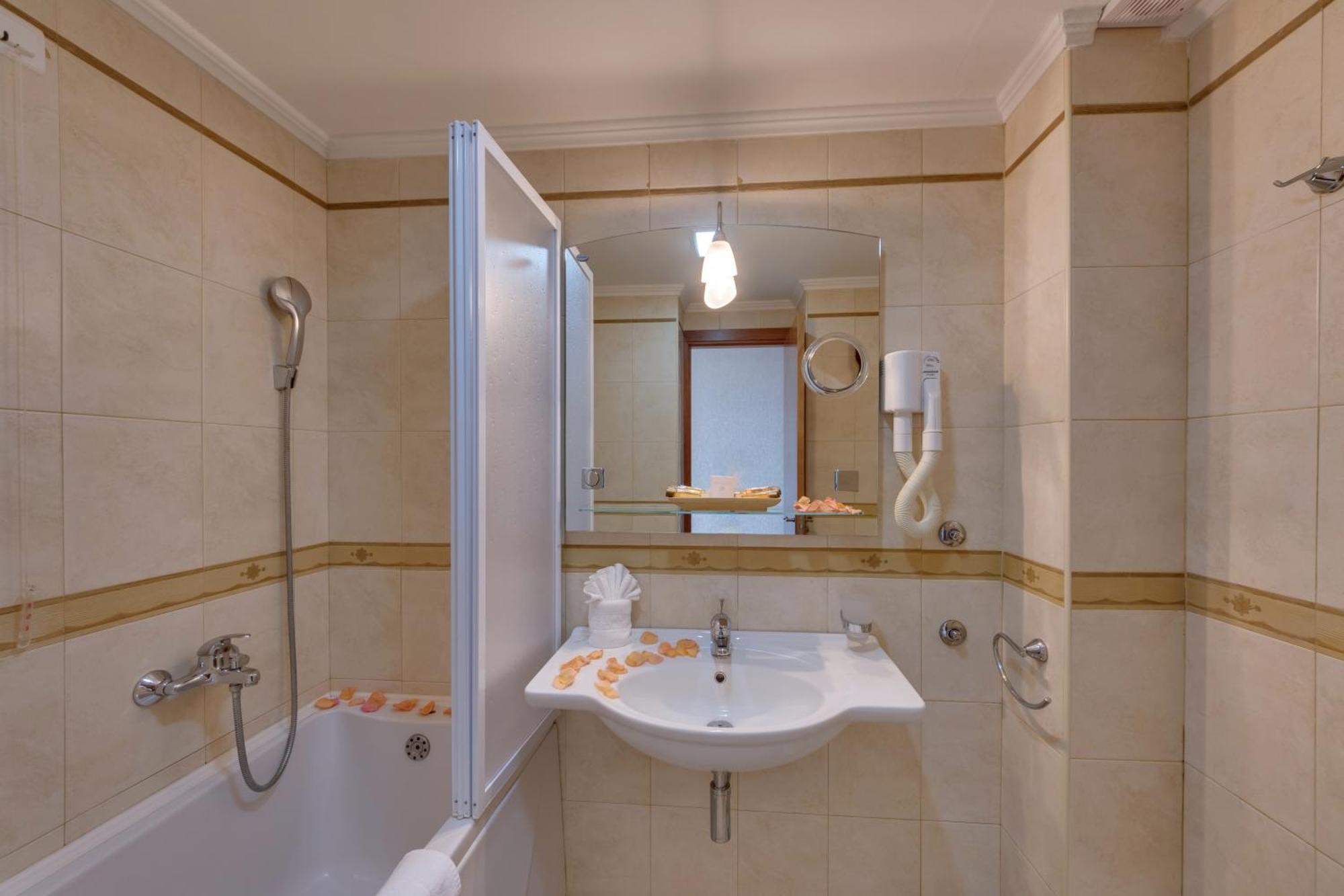 Double or Twin Room Side Sea View