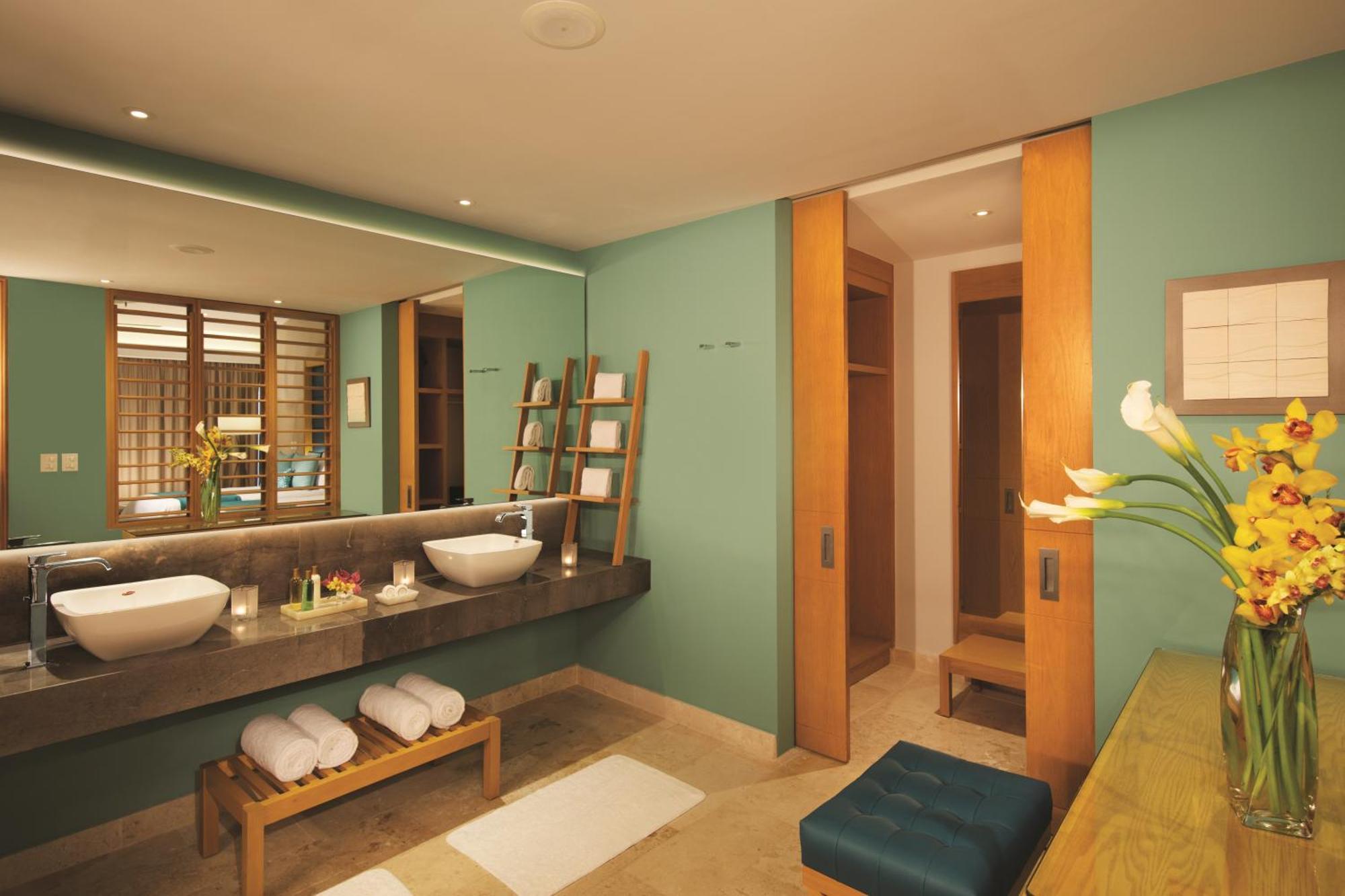 Preferred Club Family Governor Suite Ocean View King Bed Two Queen Beds