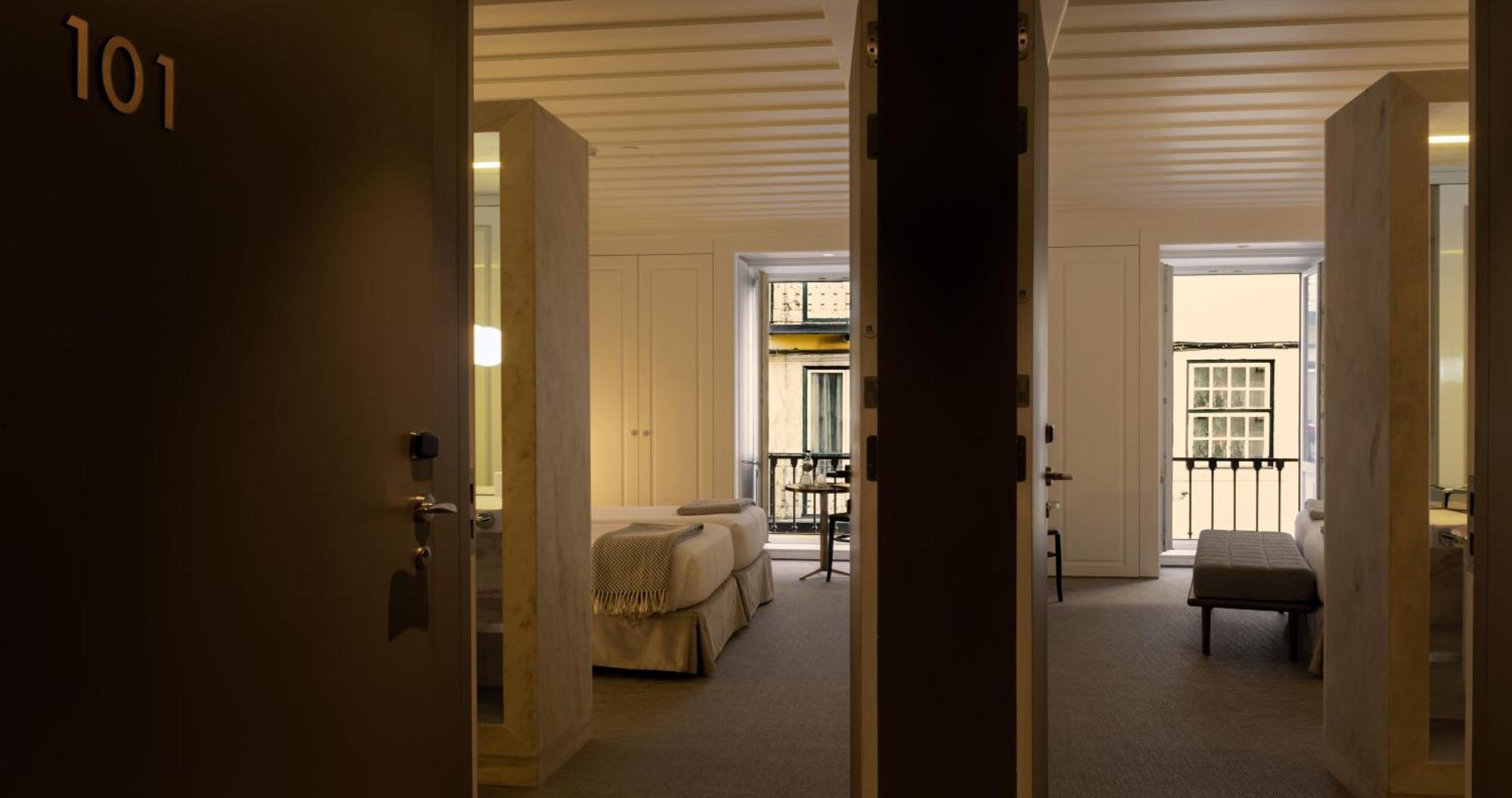 Communicating Rooms