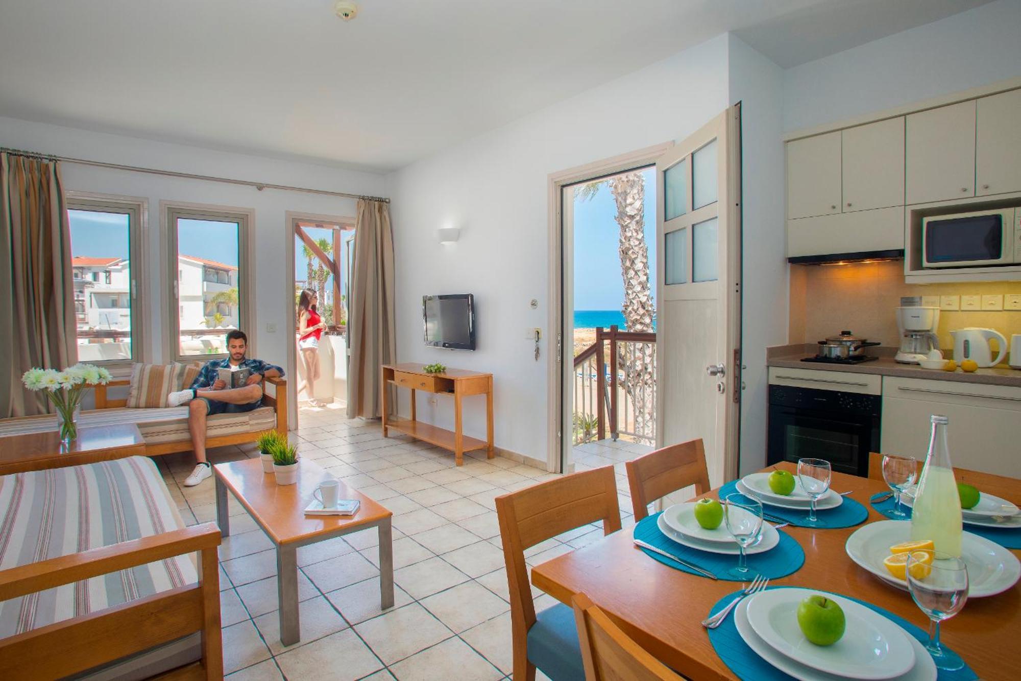 One-Bedroom Suite Side Sea View