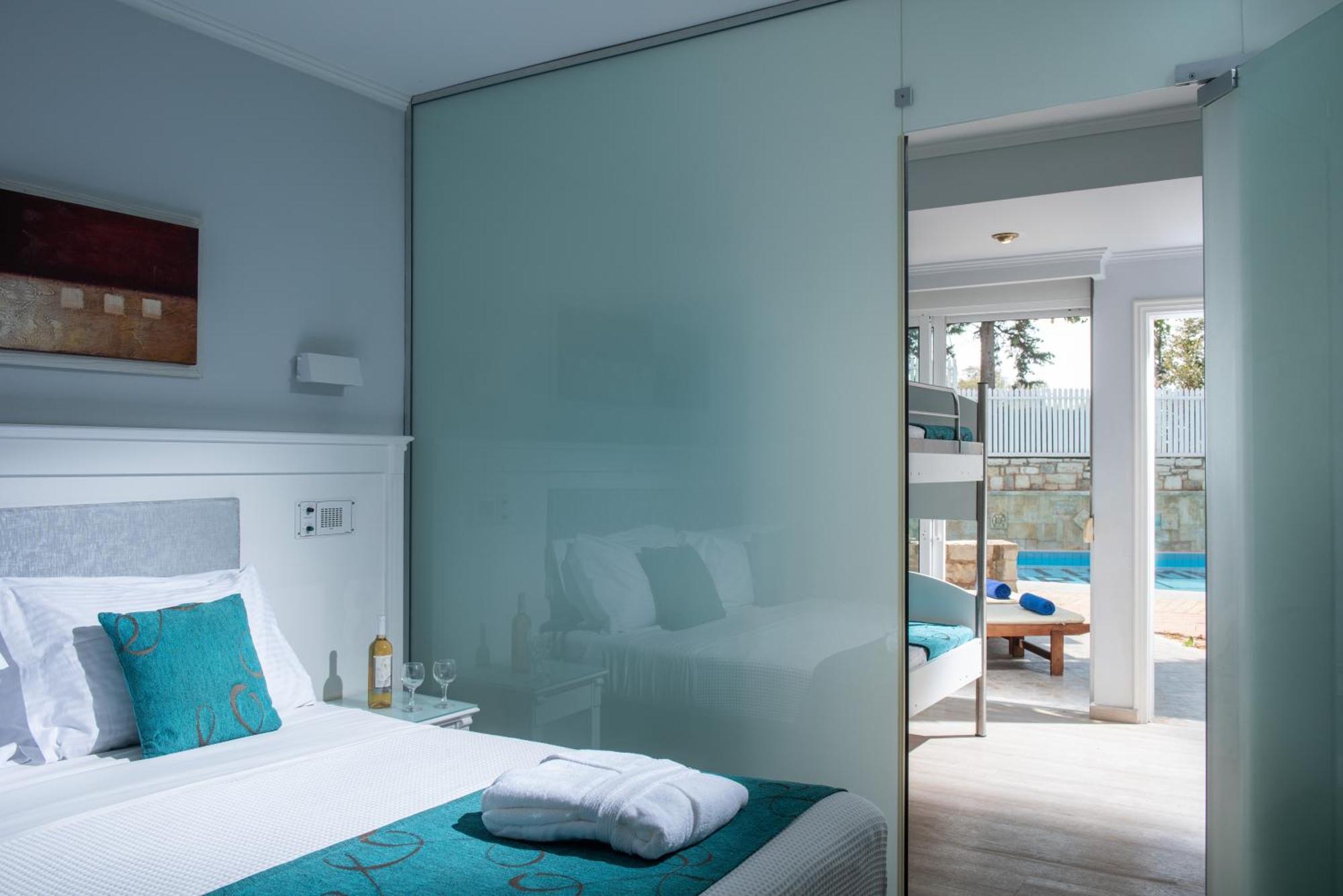 Family Suite Sharing Pool