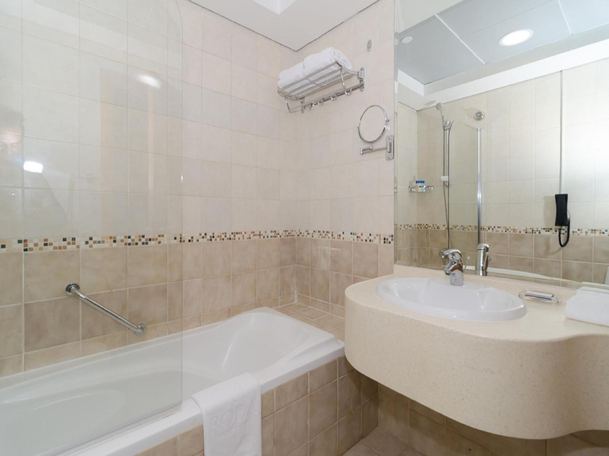 Sandy Shore Three Bedroom Suite on F&B Heart of Kite Beach