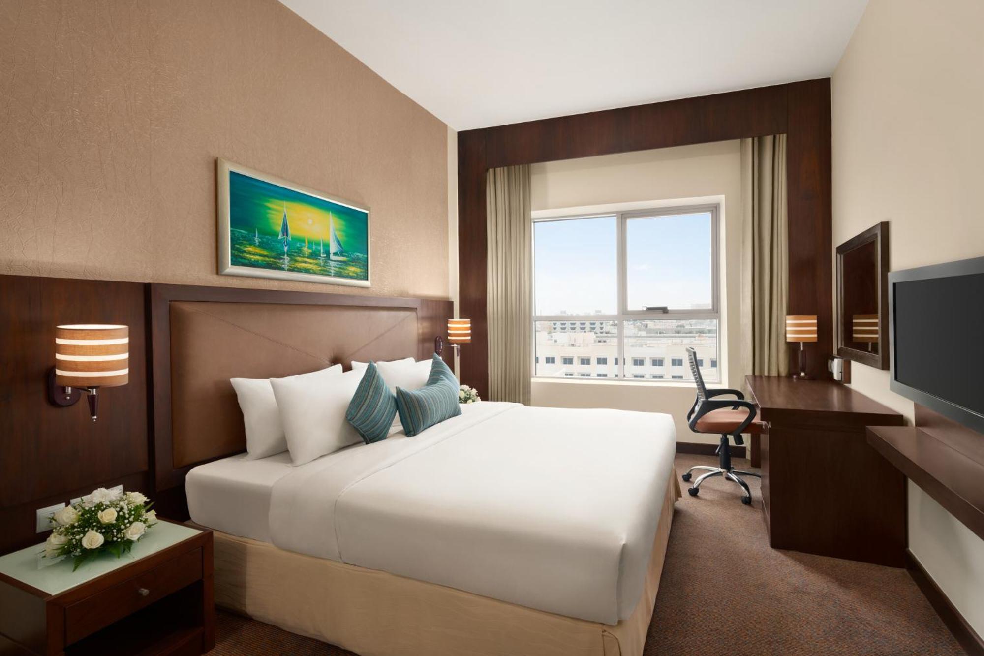 One-Bedroom King Suite Non-Smoking F&B
