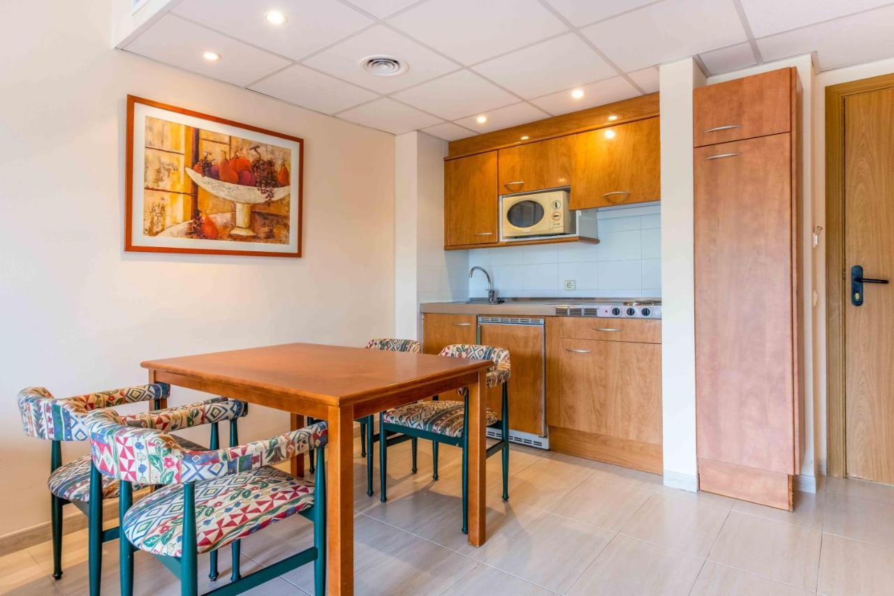 Apartament z 1 sypialnią, balkonem i widokiem na ogród