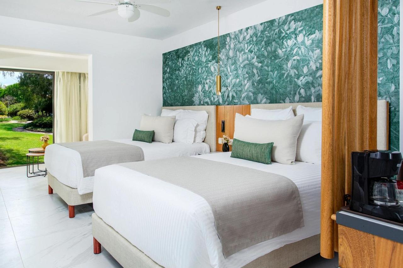 Dwuosobowy apartament typu Club Junior Suite — z bezpośrednim dostępem do basenu