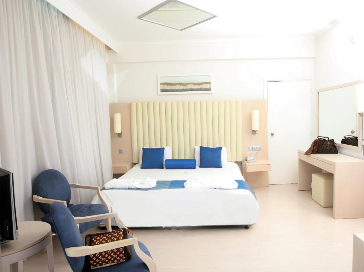 Double or Twin Room Front Sea View