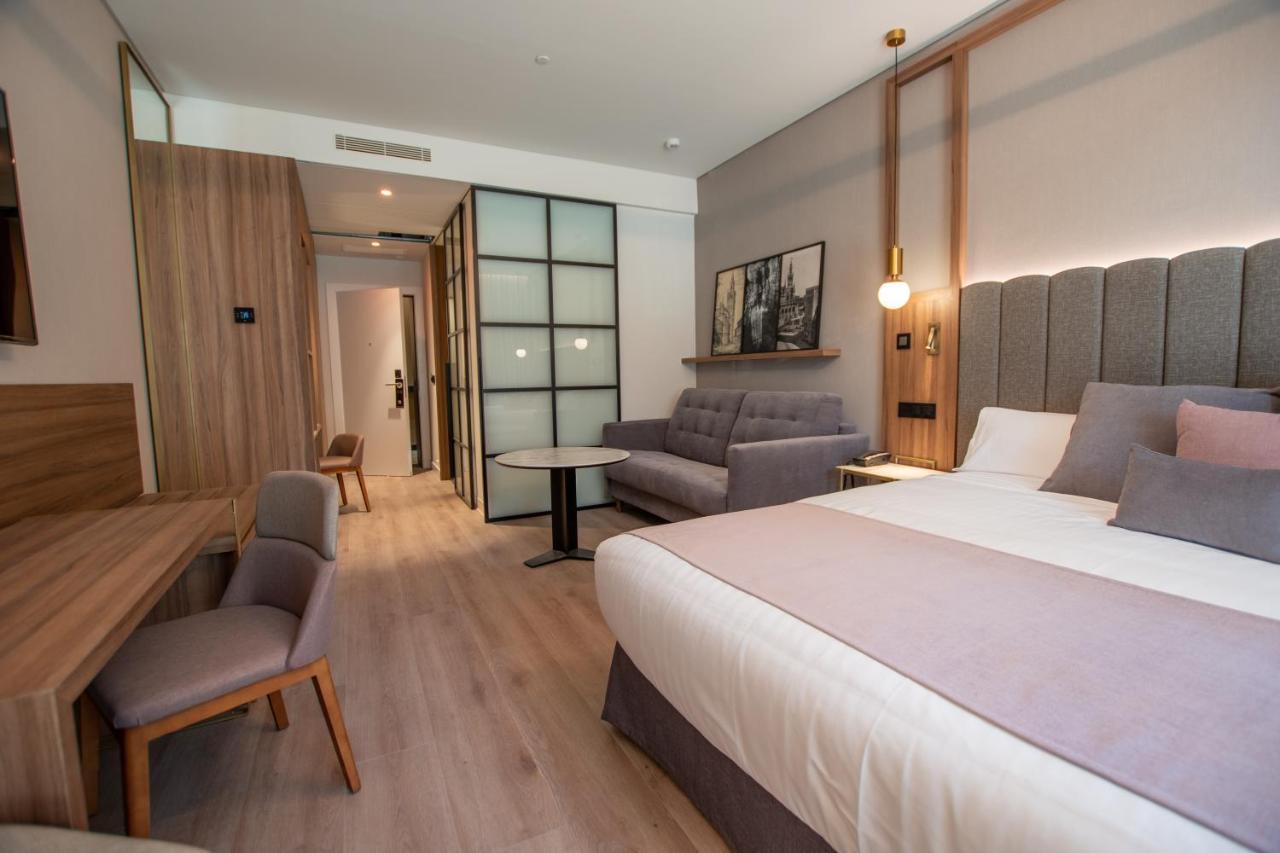 Apartament typu Junior Suite z dodatkowym łóżkiem i parkingiem
