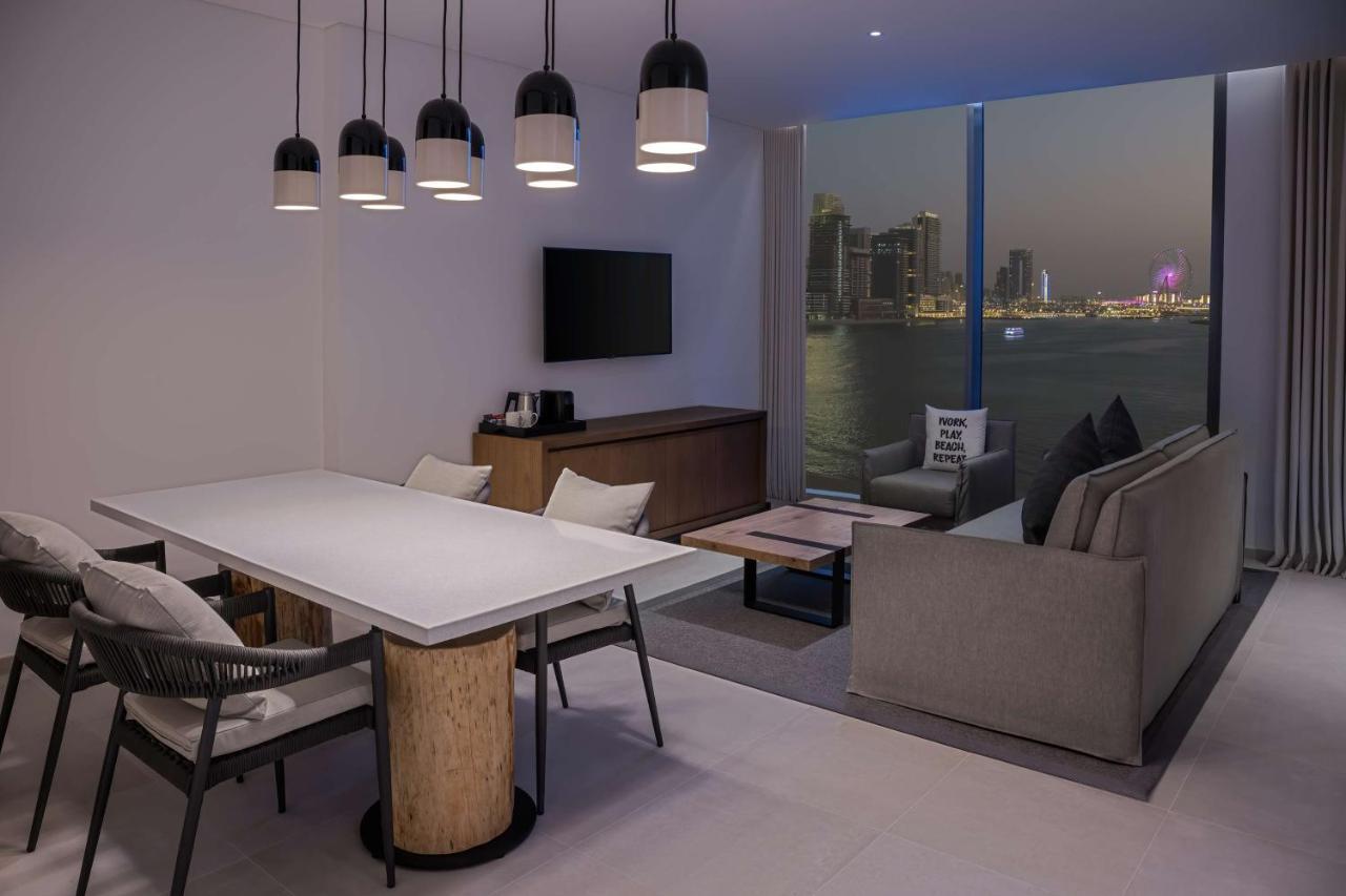 One-Bedroom Suite Sea View