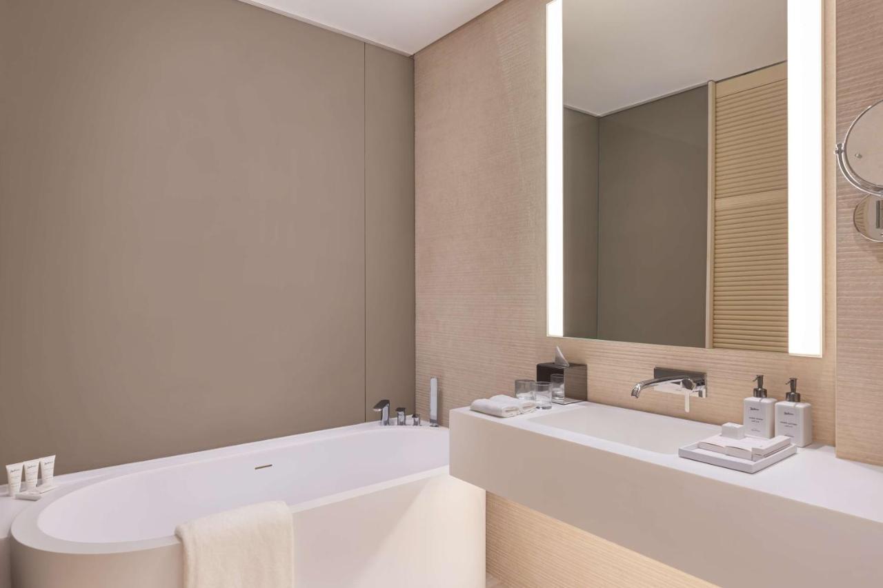 One-Bedroom Suite Sea View