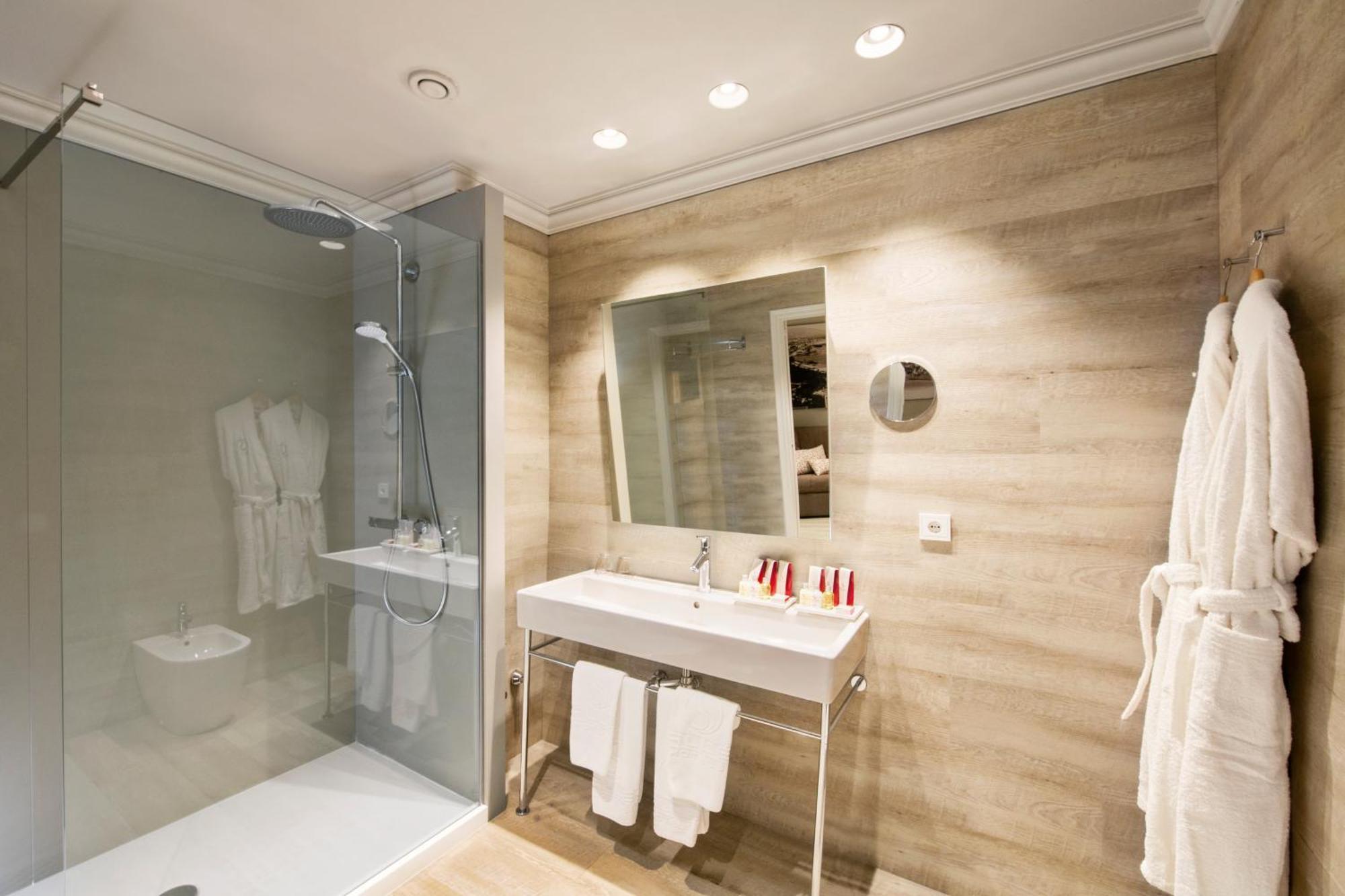 Family Room (2 Adults + 2 Children),1306972954:JPEG