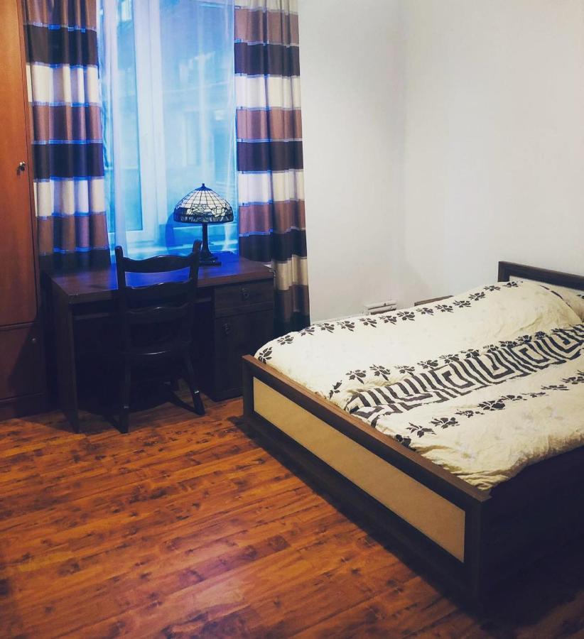 One-Bedroom Apartment with Balcony and Mountain View,1396858406:JPEG