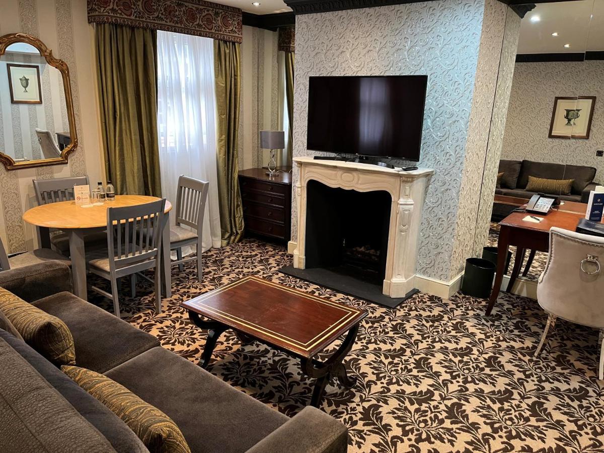 Deluxe One Bedroom Suite Kitchenette