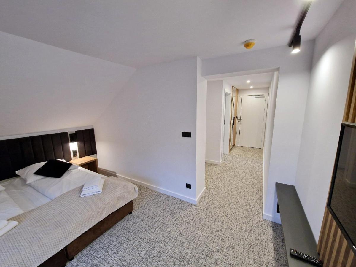 Studio (4 Adults),1339056308:JPEG