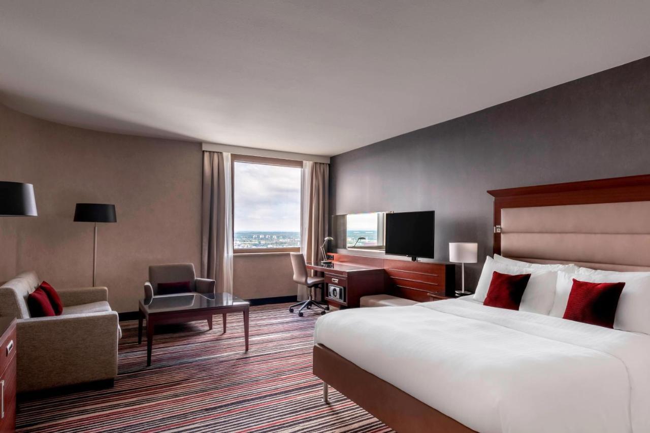Apartament typu Club Suite z łóżkiem typu king-size, rozkładaną sofą i dostępem do salonu klubowego