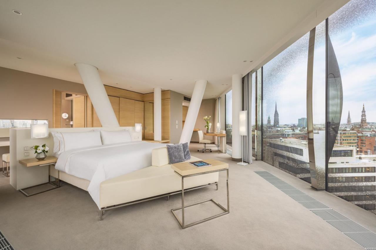 Apartament typu Junior Suite Horizon z łóżkiem typu king-size i widokiem na miasto