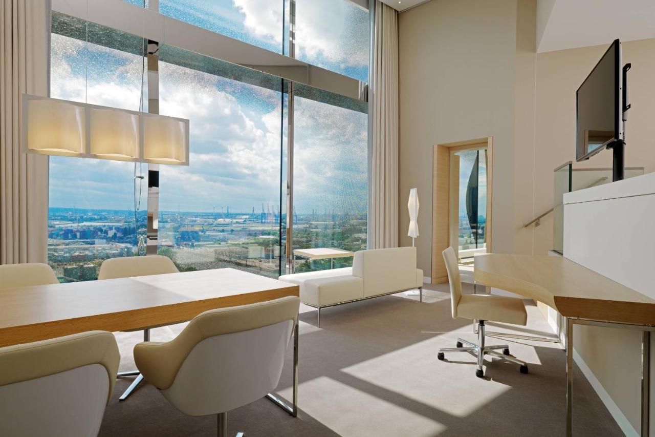 Apartament typu Panorama Suite z widokiem na miasto i wodę