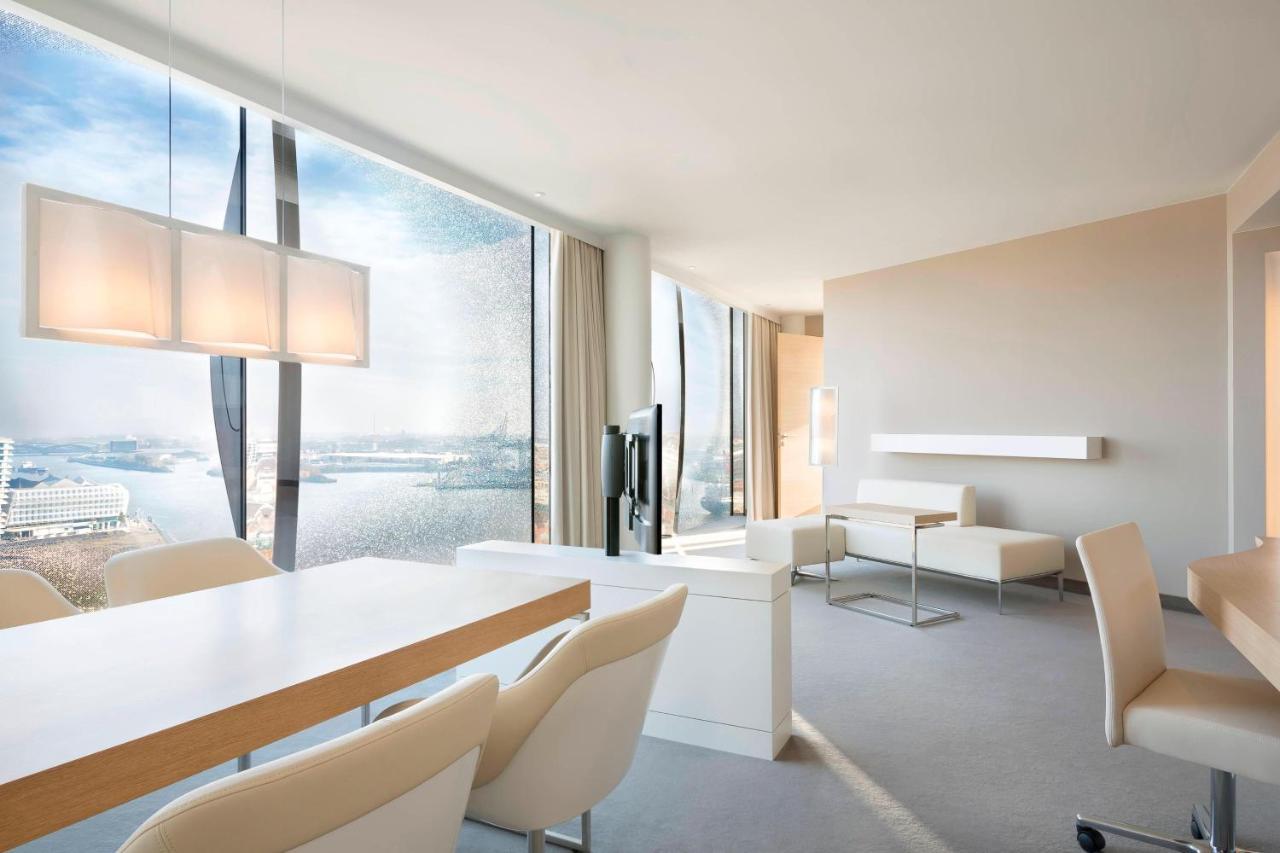 Apartament typu Horizon Suite z łóżkiem typu king-size i widokiem na miasto/Łabę i panoramę miasta