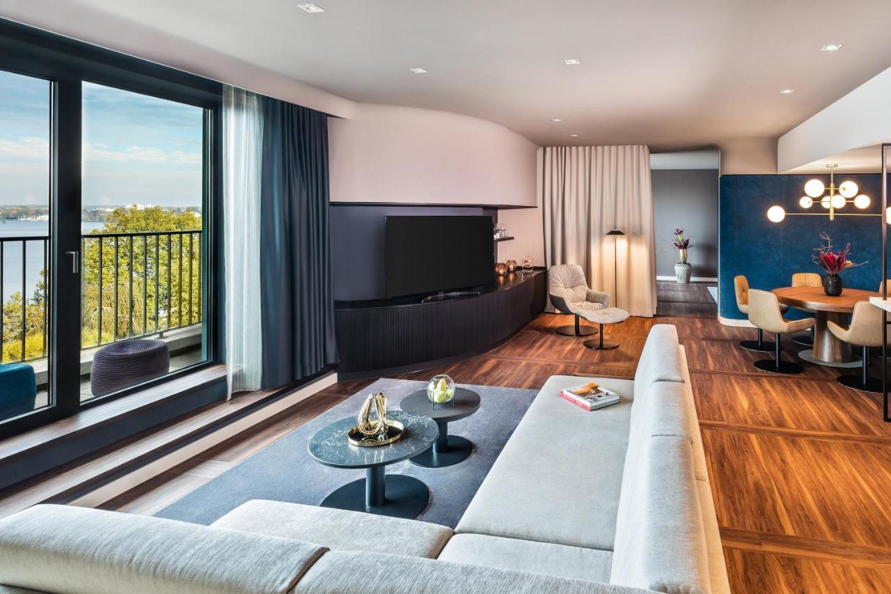 Apartament typu Prestige Lake Suite z 1 sypialnią i widokiem na rzekę Alster