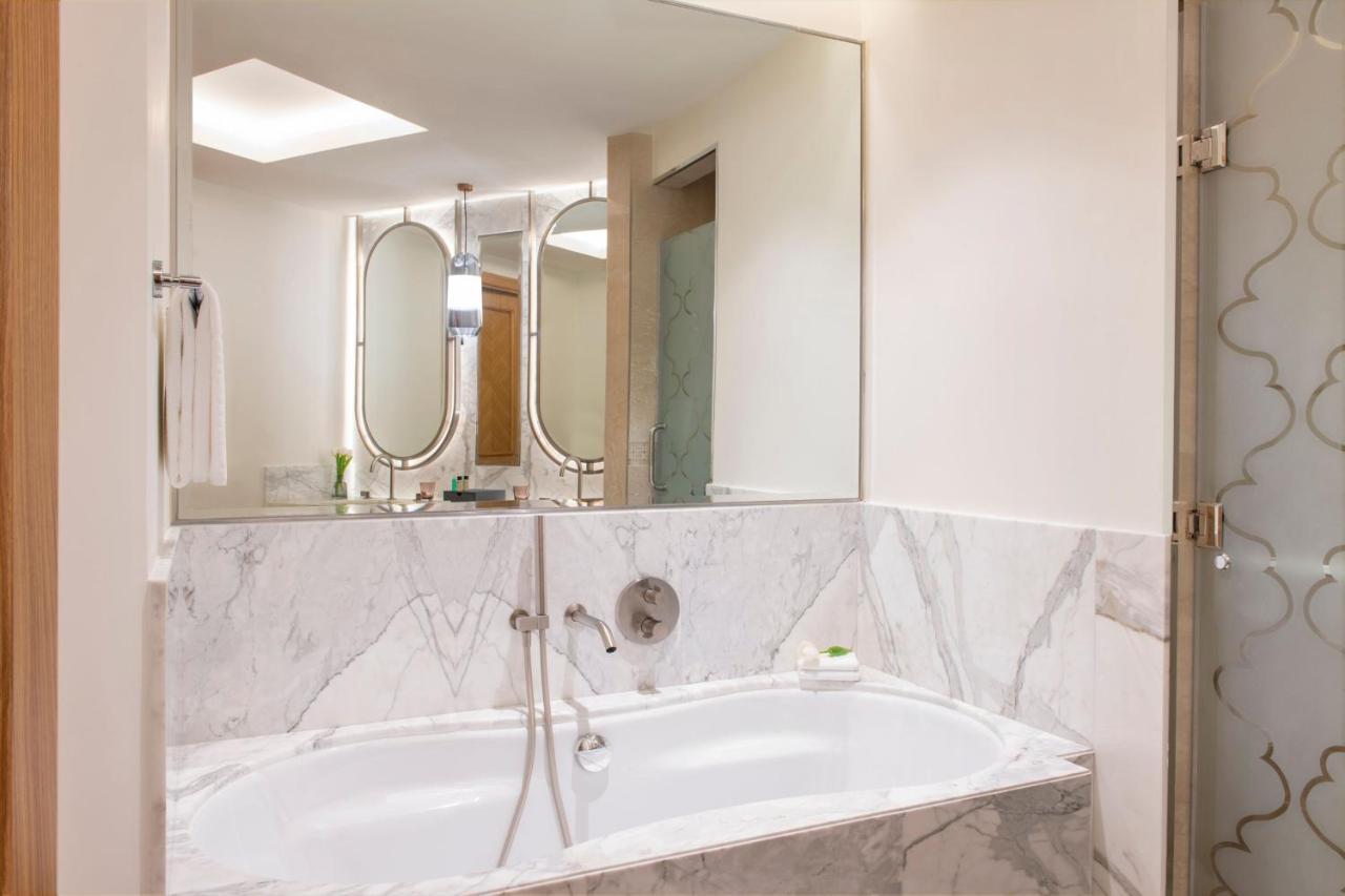 John Jacob Suite 1 Bedroom Larger Suite 1 King Sea View Corner room