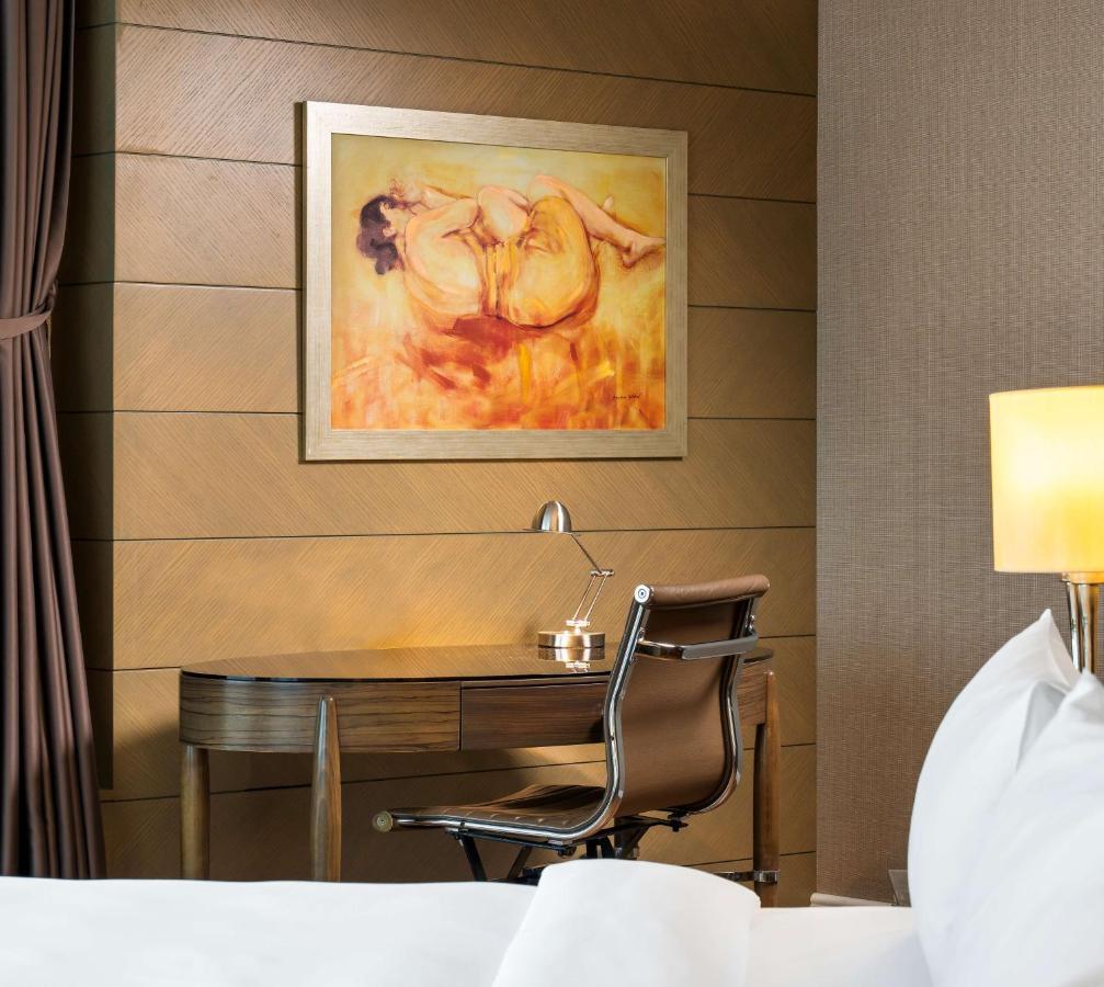 Apartament typu Panoramic Suite z widokiem na miasto i dostępem do salonu