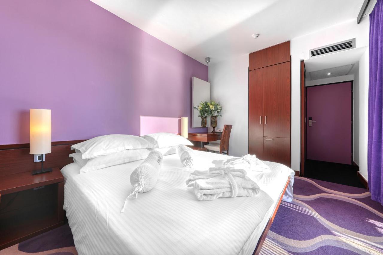 Premium Club Room