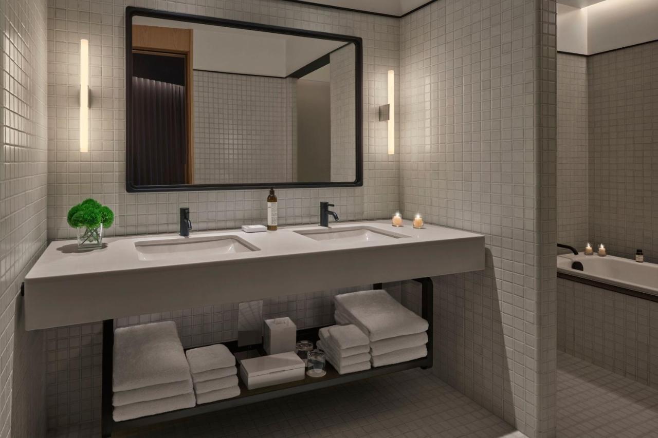 One-Bedroom Corner King Suite Harbour View