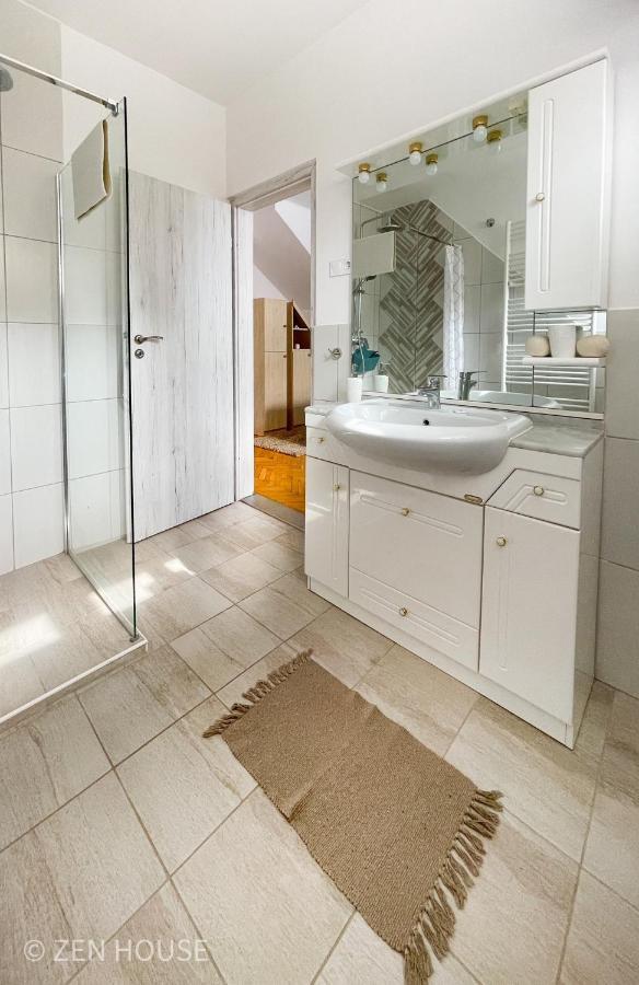 Deluxe Double Room Shower