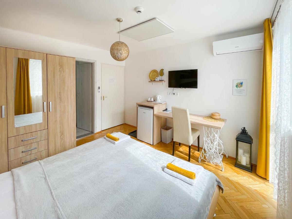 Deluxe Double Room Shower